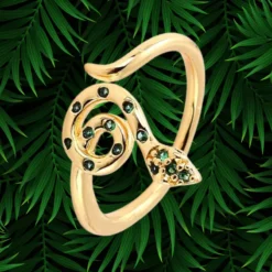 Bague Serpent Femme 10 Bague serpent femme or réglable, corps enroulé en spirale serti de zircons verts, design épuré et symbolique, bijou tendance boho sur fond de palmier