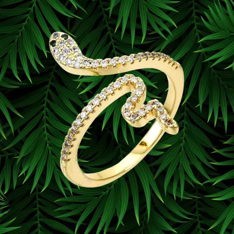 Bague Serpent Femme 6 Bague serpent femme dorée réglable entièrement pavée de zircons blancs, yeux noirs, corps sinueux biface texturé et lisse, bijou serpent plaqué or élégant sur fond tropical