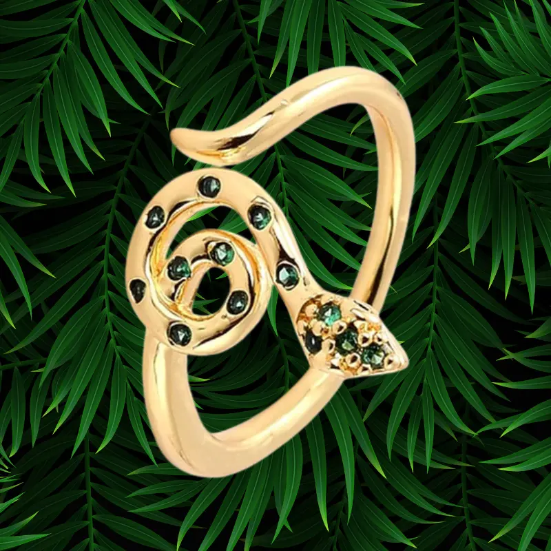 Bague Serpent Femme 4 Bague serpent femme or réglable, corps enroulé en spirale serti de zircons verts, design épuré et symbolique, bijou tendance boho sur fond de palmier