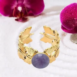 Bague ajustable dorée motif feuilles de ginkgo avec pierre naturelle améthyste – bijou femme