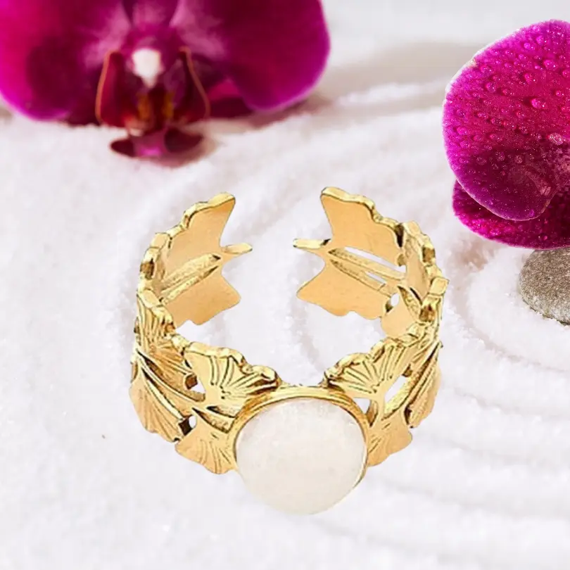 Bagues avec Pierres Naturelles 6 Bague femme dorée en acier inoxydable avec cabochon pierre de lune blanche nacrée, anneau ajustable à motif feuilles de ginkgo biloba, bijou minéral lunaire