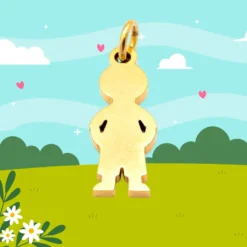 Bijoux Prénom Enfant 6 Pendentif breloque acier doré en forme de petit garçon à graver, bijou prénom enfant personnalisable sur fond illustré