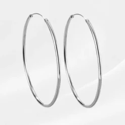 Boucles d'oreilles créoles Aliyah en argent 925, grands anneaux fins et lisses 70 mm, bijou féminin minimaliste sur fond blanc