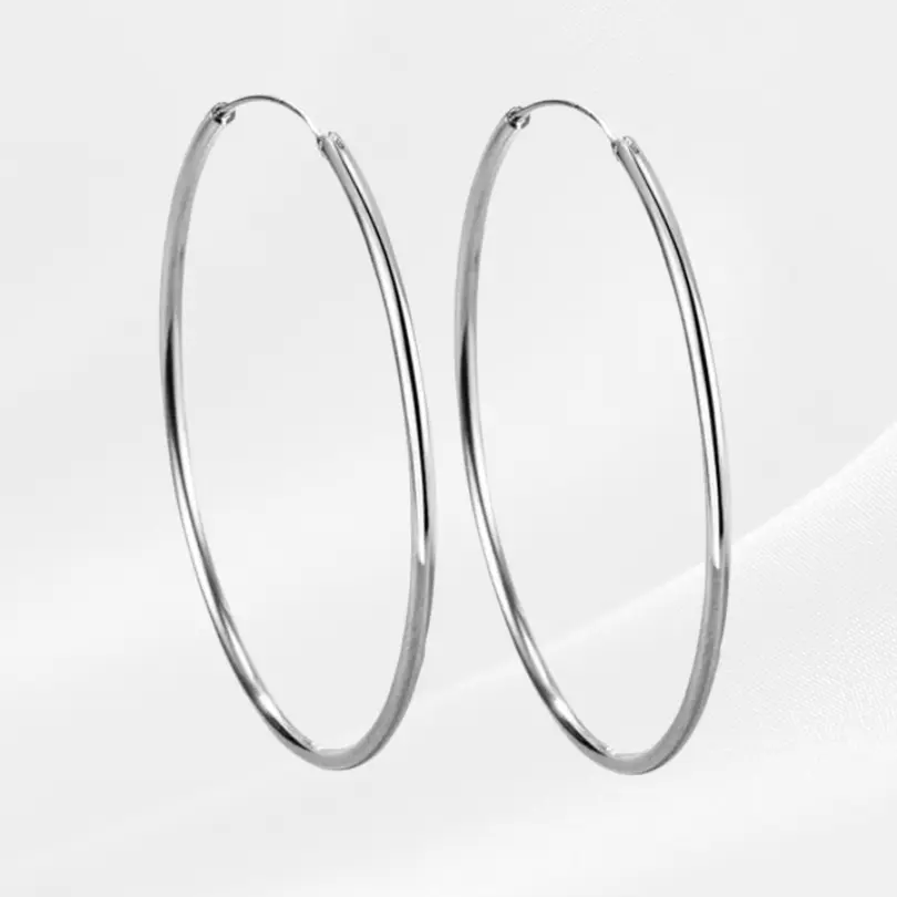 Boucles d'oreilles Créoles Argent 2 Boucles d'oreilles créoles Aliyah en argent 925, grands anneaux fins et lisses 70 mm, bijou féminin minimaliste sur fond blanc