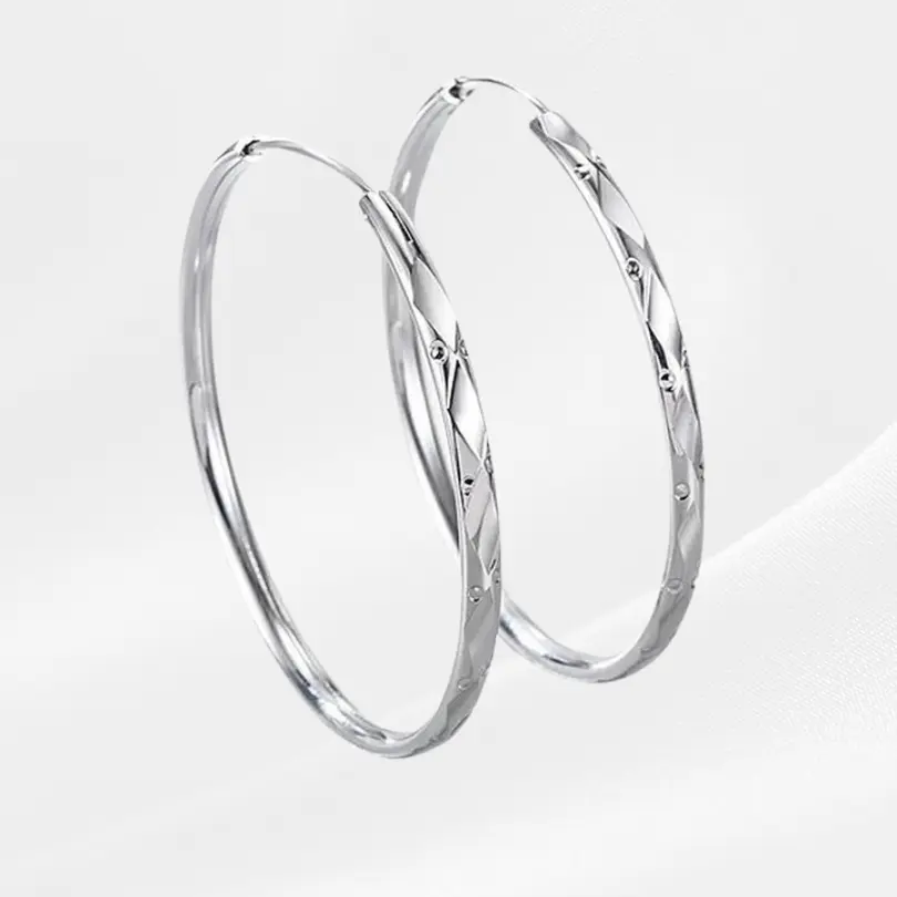 Boucles d'oreilles Créoles Argent 1 Boucles d'oreilles Créoles Argent 925 Judith , anneaux ronds 50 mm à facettes ciselées, bijou féminin sobre sur fond blanc