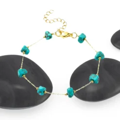 Bracelet Turquoise fin en chaîne dorée avec pierres naturelles brutes, modèle unisexe ajustable avec fermoir mousqueton doré — bijou acier inoxydable