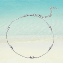 Chaîne de Cheville Perle 10 Chaîne de cheville argentée en acier inoxydable avec perles rondes lisses argentées, maille vénitienne fine, fermoir mousqueton ajustable, fond plage