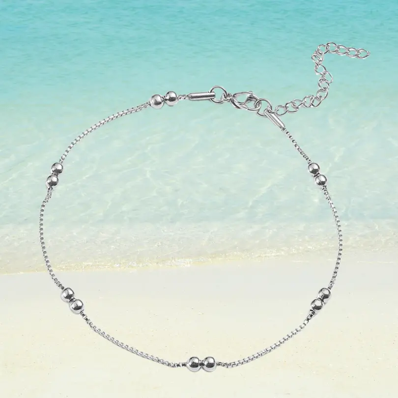 Chaîne de Cheville Perle 3 Chaîne de cheville argentée en acier inoxydable avec perles rondes lisses argentées, maille vénitienne fine, fermoir mousqueton ajustable, fond plage