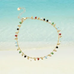 Chaîne de Cheville Perle 12 Chaîne de cheville dorée en acier inoxydable avec breloques perles de verre multicolores pendantes, rouge vert bleu noir blanc, maille dorée fine, fermoir mousqueton, fond plage