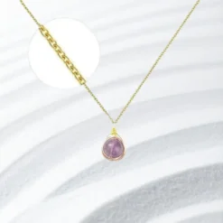 Collier pierre naturelle plaqué or avec pendentif en améthyste violette enroulée de fil doré, chaîne fine dorée 45 cm — bijou femme