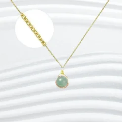 Collier Pierre Naturelle 9 Collier plaqué or avec pendentif en pierre naturelle aventurine verte enroulé de fil doré, chaîne fine dorée 45 cm — bijou femme