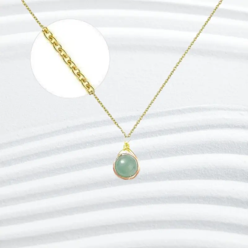 Collier Pierre Naturelle 4 Collier plaqué or avec pendentif en pierre naturelle aventurine verte enroulé de fil doré, chaîne fine dorée 45 cm — bijou femme