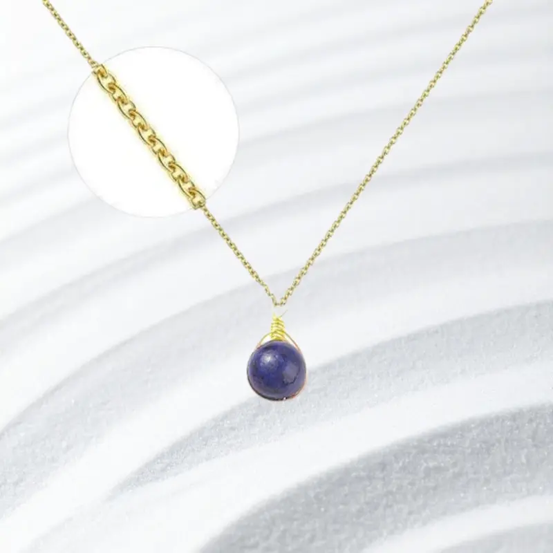 Collier Pierre Naturelle 2 Collier plaqué or avec pendentif en pierre naturelle lapis-lazuli bleu nuit enroulé de fil doré, chaîne fine dorée 45 cm — bijou femme