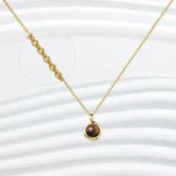 Collier Pierre Naturelle 11 Collier plaqué or avec pendentif en pierre naturelle Œil de tigre brun doré serti dans un carré arrondi, chaîne fine 45 cm — bijou femme