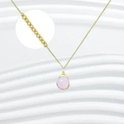 Collier Pierre Naturelle 10 Collier plaqué or avec pendentif en pierre naturelle quartz rose enroulé de fil doré, chaîne fine dorée 45 cm — bijou femme