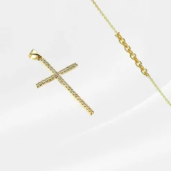 Collier croix fine pendentif doré orné de strass pour femme — pendentif croix religieuse pavé zircon sur chaîne fine dorée, fond blanc épuré