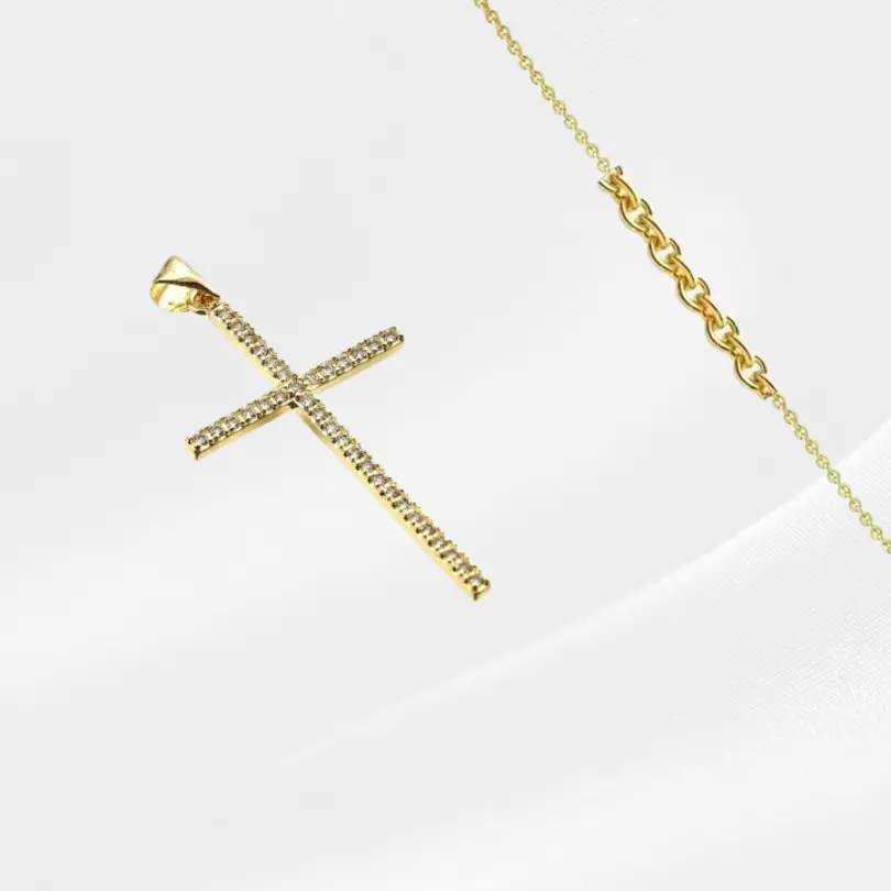 Croix Pendentif 2 Collier croix fine pendentif doré orné de strass pour femme — pendentif croix religieuse pavé zircon sur chaîne fine dorée, fond blanc épuré