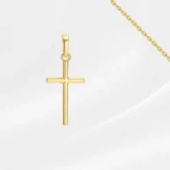 Croix pendentif doré pour femme — collier croix religieuse en plaquage or sur chaîne fine dorée, fond blanc épuré