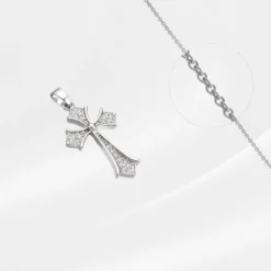 Croix Pendentif 7 Pendentif croix argentée pavée de strass sur chaîne forçat fine – bijou religieux femme
