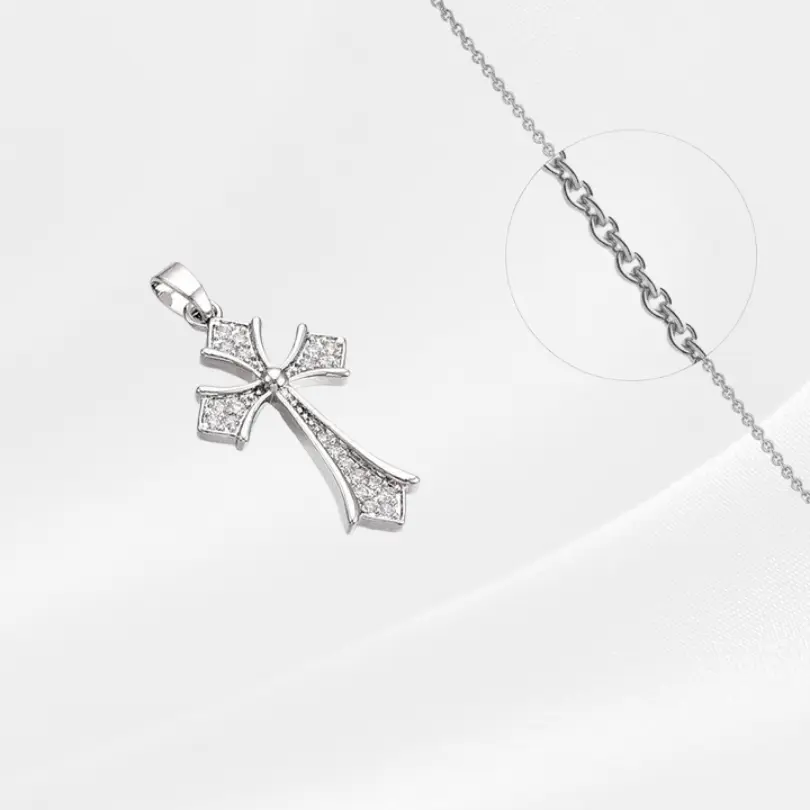 Croix Pendentif 4 Pendentif croix argentée pavée de strass sur chaîne forçat fine – bijou religieux femme