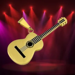 Accueil 24 Pendentif Guitare classique acoustique dorée en acier 316, photographié sous éclairage scénique rouge et violet, rosace et frettes noires apparentes