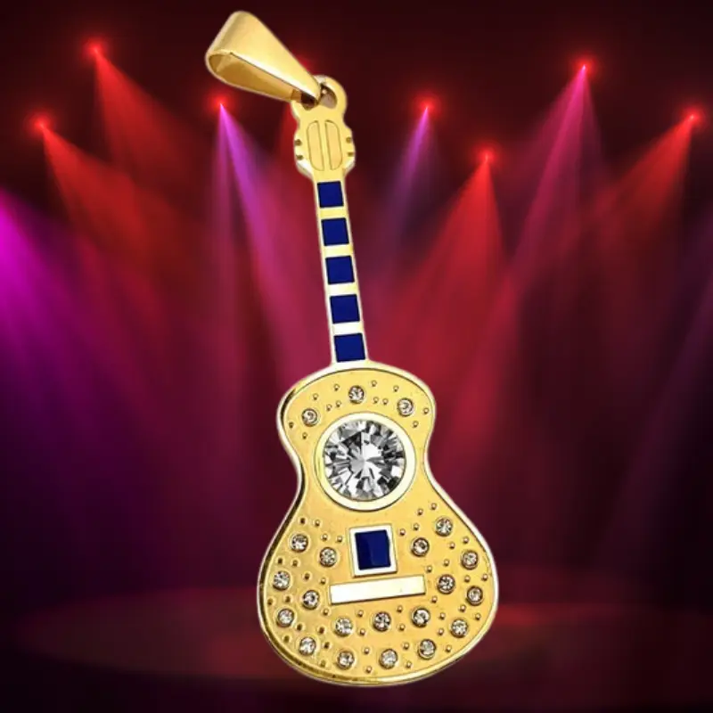 Pendentif Guitare 4 Pendentif guitare acoustique dorée en acier inoxydable 316, orné d'un grand strass cristal central, de strass ronds et d'éléments émail bleu sur le manche et la caisse, sous éclairage scénique