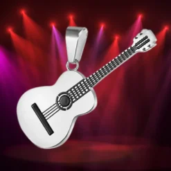 Accueil 25 Pendentif guitare classique acoustique argentée en acier inoxydable 316, finition acier brossé avec rosace et frettes noires, sous éclairage scénique rouge et violet
