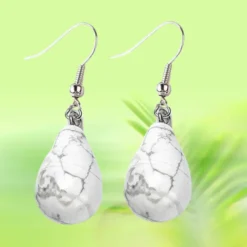 Boucles d'oreilles Pierres Naturelles 12 Boucles d'oreilles goutte en howlite naturelle blanche veinée de gris, monture crochet acier inoxydable 316 – Ophélie Bijoux