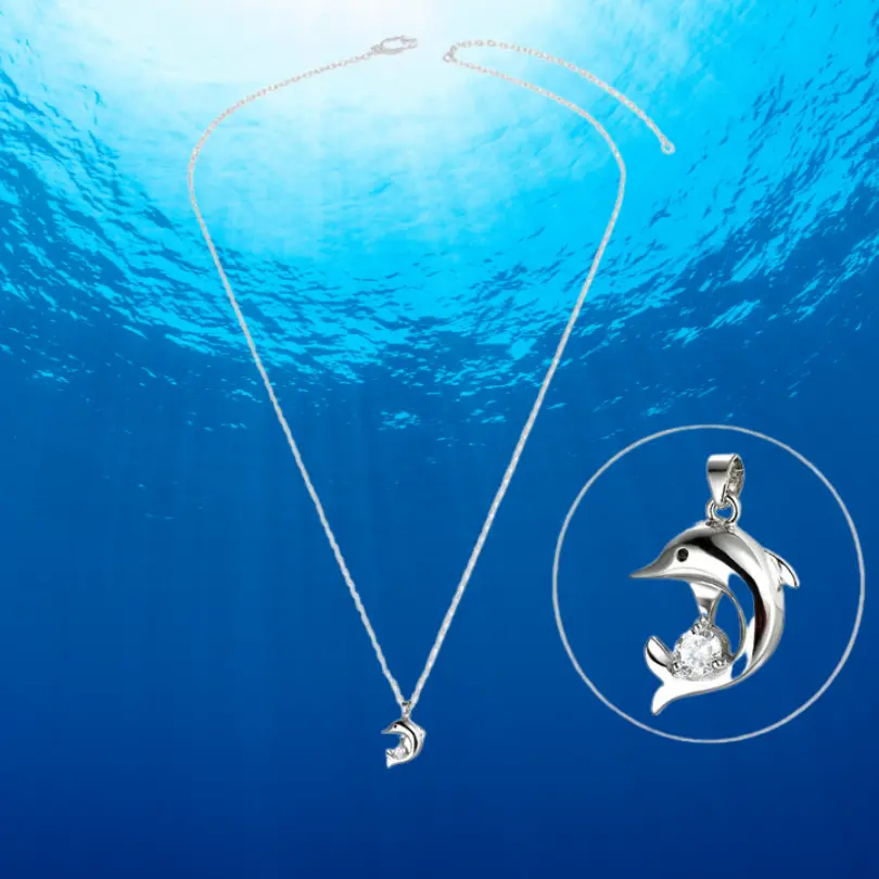 Pendentif Dauphin 5 Collier argent dauphin avec pendentif marin et pierre lumineuse, bijou fin sur fond bleu océan