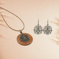 Accueil 13 Parure bijoux bohème chic femme – collier pendentif rond bois et boucles d'oreilles ethniques argentées sur fond beige rosé avec épis de pampa — bijou fantaisie ethnique femme