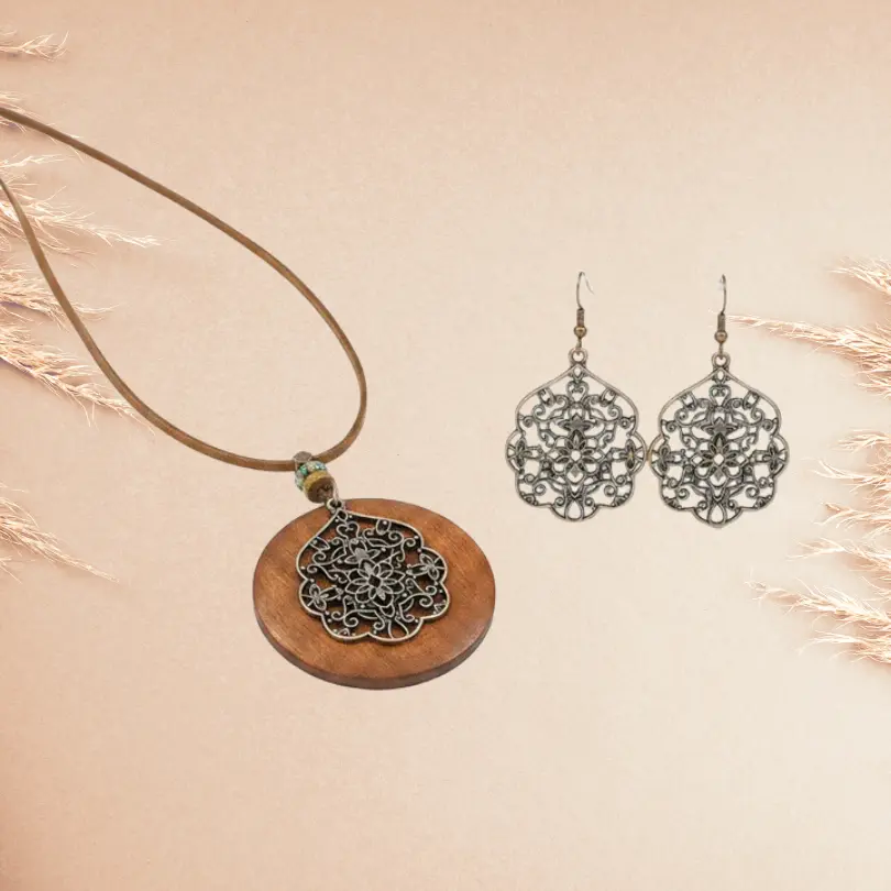 Parure Bijoux Bohème Chic 1 Parure bijoux bohème chic femme – collier pendentif rond bois et boucles d'oreilles ethniques argentées sur fond beige rosé avec épis de pampa — bijou fantaisie ethnique femme