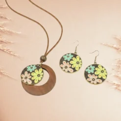 Accueil 14 Parure bijoux bohème femme – collier pendentif demi-lune bois et médaillon fleurs émaillées multicolores avec boucles d'oreilles rondes assorties sur fond beige rosé avec épis de pampa — bijou fantaisie ethnique femme