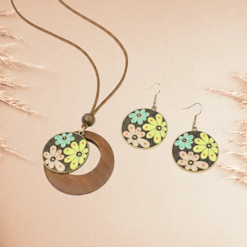 Parure Bijoux Bohème Chic 2 Parure bijoux bohème femme – collier pendentif demi-lune bois et médaillon fleurs émaillées multicolores avec boucles d'oreilles rondes assorties sur fond beige rosé avec épis de pampa — bijou fantaisie ethnique femme