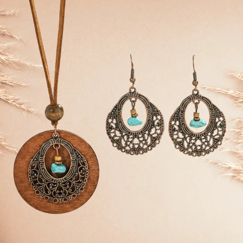 Parure Bijoux Bohème Chic 4 Parure de bijoux bohème composée d’un collier pendentif rond en bois et métal ajouré, accompagné de boucles d’oreilles ethniques assorties avec perles turquoise.