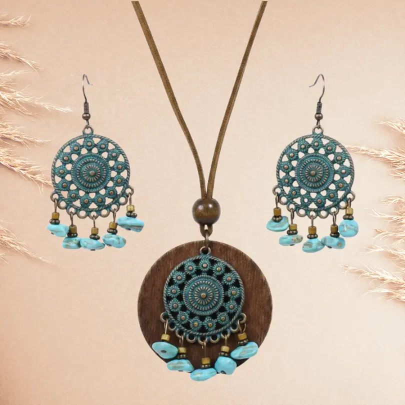 Parure Bijoux Bohème Chic 5 Parure bohème turquoise avec collier pendentif rond en bois, médaillon métal ajouré et pampilles de perles, accompagnée de boucles d’oreilles ethniques assorties.