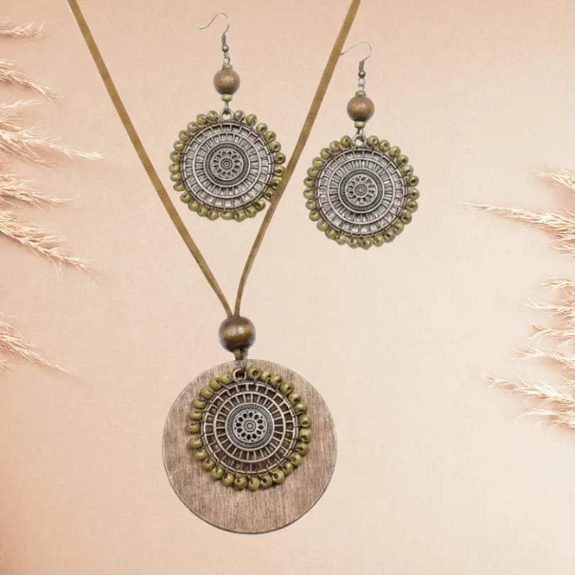 Parure Bijoux Bohème Chic 6 Parure bohème avec collier pendentif rond en bois, médaillon métal ajouré et pampilles de perles, accompagnée de boucles d’oreilles ethniques assorties.