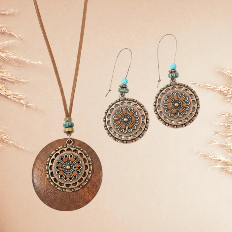 Parure Bijoux Bohème Chic 3 Parure de bijoux bohème ethnique composée d’un collier pendentif rond en bois et métal vieilli, avec boucles d’oreilles assorties décorées de motifs floraux et perles turquoise.