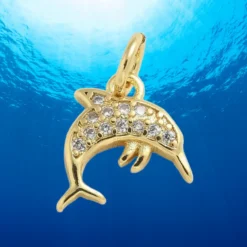 Pendentif Dauphin 8 Pendentif breloque dauphin doré avec zirconiums sertis, bijou marin raffiné sur fond bleu océan