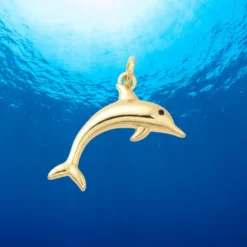 Accueil 18 Pendentif Dauphin doré, bijou inspiré de la mer pour chaîne ou bracelet sur fond bleu océan