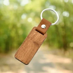 Accueil 16 Porte clé en bois personnalisé avec lanière cuir marron et anneau métal argenté, fond nature vert flou