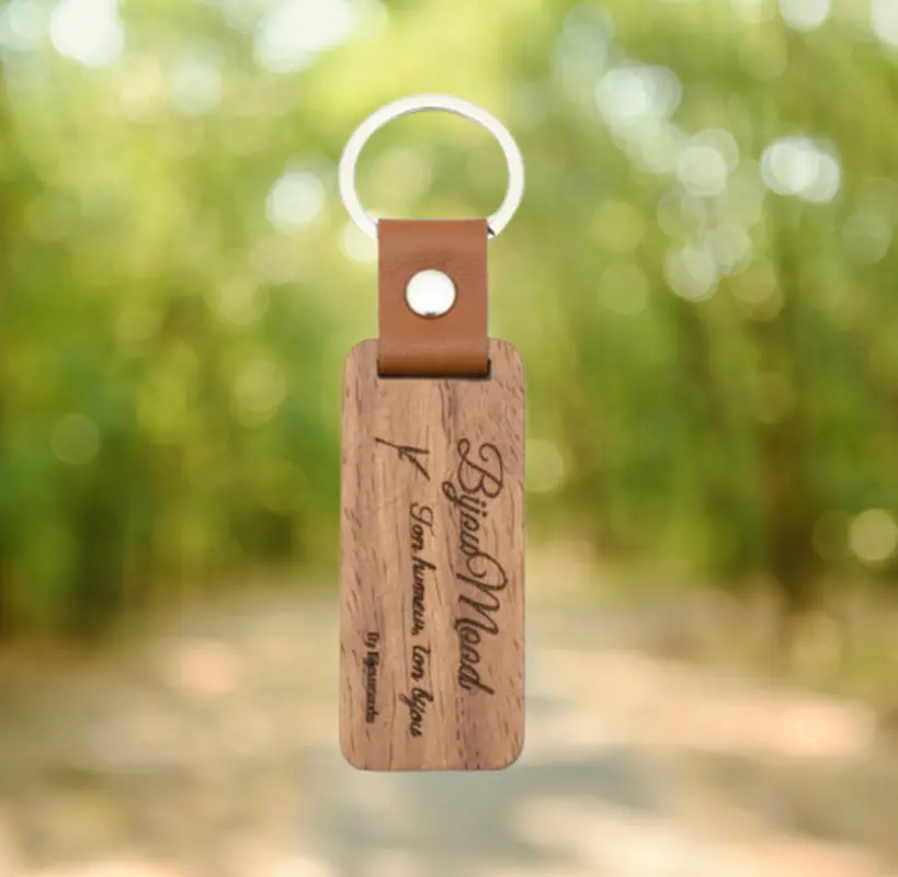Porte Clé en Bois Personnalisé 2 Porte clé en bois massif personnalisé avec gravure laser d'un texte manuscrit et logo, lanière cuir camel et anneau métal argenté
