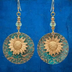 Accueil 9 Boucles d’oreilles Soleil pendantes, médaillons turquoise gravés et fleur de tournesol dorée