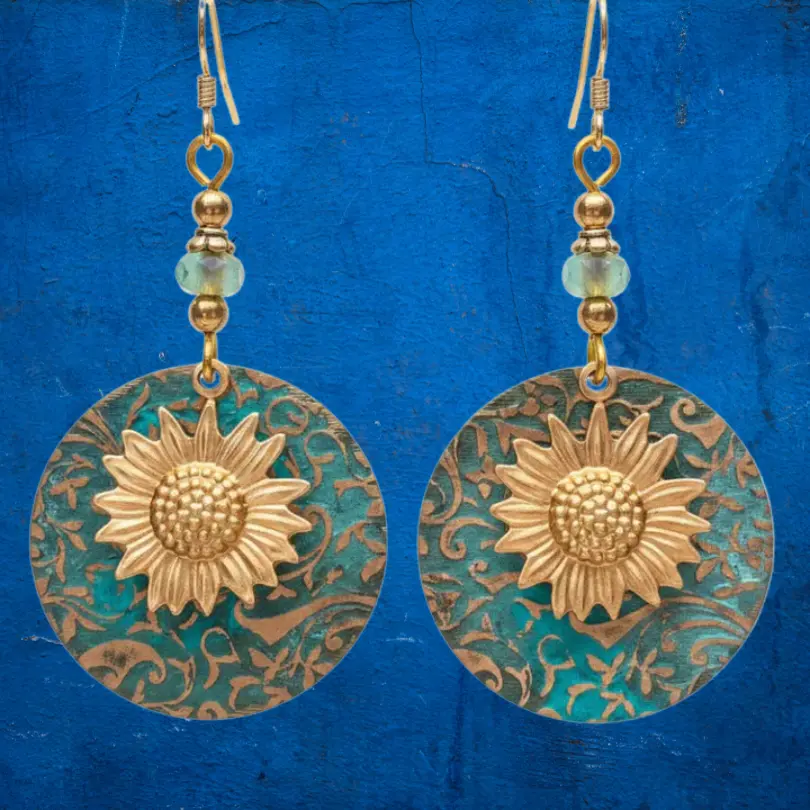 Boucles d'oreilles Soleil 1 Boucles d’oreilles Soleil pendantes, médaillons turquoise gravés et fleur de tournesol dorée