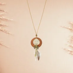 Collier Attrape Rêve 8 Collier attrape-rêve pendentif bohème en métal doré et bois, avec plumes naturelles blanches et brunes, perles ethniques et breloques feuilles