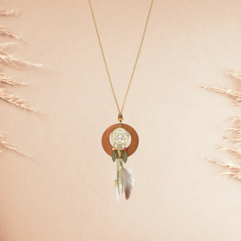 Collier Attrape Rêve 3 Collier attrape-rêve pendentif bohème en métal doré et bois, avec plumes naturelles blanches et brunes, perles ethniques et breloques feuilles