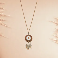 Accueil 8 Collier attrape-rêves bohème en bois et métal argenté, avec pierre orange et plumes suspendues sur cordon marron