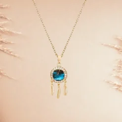 Collier Attrape Rêve 9 Collier attrape-rêve pendentif rond doré zirconiums, pierre bleue nacrée et breloques plumes