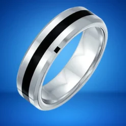 Accueil 7 Bague noir et argent Homme en acier 316, anneau bicolore avec bande noire centrale et bords argentés polis, vue rapprochée sur fond bleu