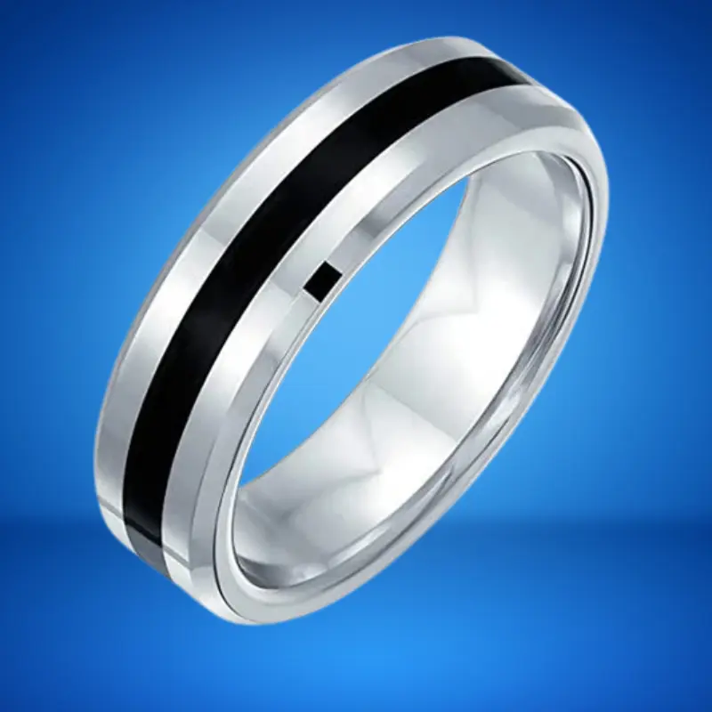 Bague noir et argent Homme 1 Bague noir et argent Homme en acier 316, anneau bicolore avec bande noire centrale et bords argentés polis, vue rapprochée sur fond bleu