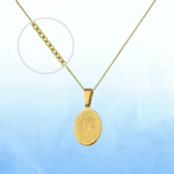 Collier Marie doré avec médaille ovale de la Vierge et chaîne fine, présenté sur fond bleu clair avec zoom sur le détail des maillons